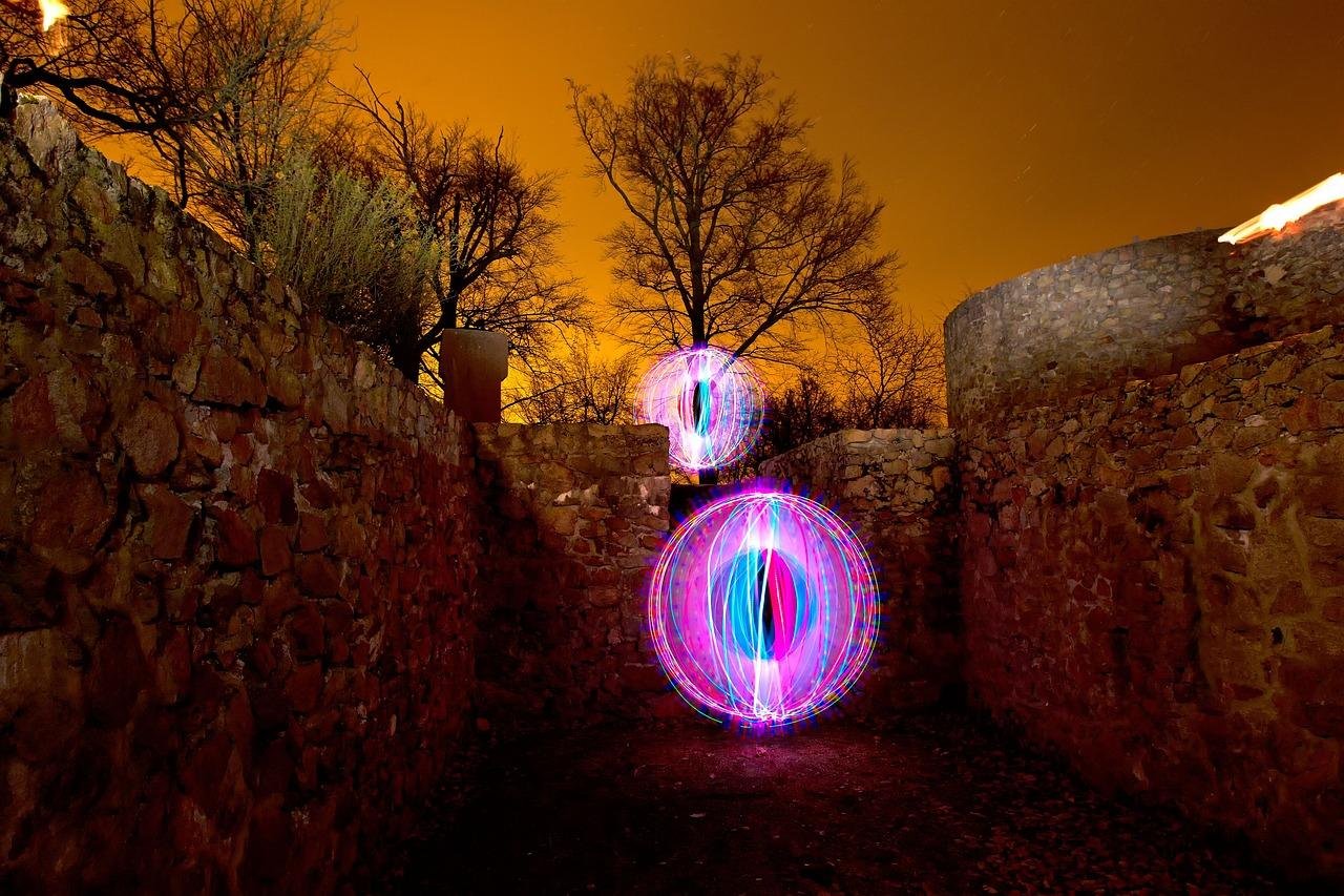 Lire la suite à propos de l’article Orbes : Boules d&rsquo;Énergie Lumineuse et Messages de l&rsquo;Au-Delà