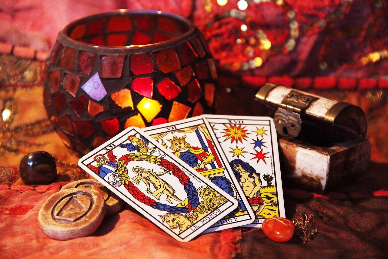 Lire la suite à propos de l’article Découvrez le Tarot de Marseille et ses Arcanes