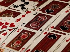 Lire la suite à propos de l’article Jeu de 32 Cartes: Découvrez l&rsquo;Art Divinatoire des Voyantes